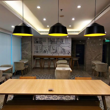Holiday Inn Express Ahmedabad Prahlad Nagar By Ihg Exteriér fotografie
