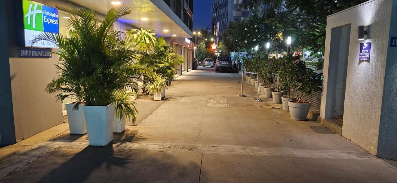 Holiday Inn Express Ahmedabad Prahlad Nagar By Ihg Exteriér fotografie